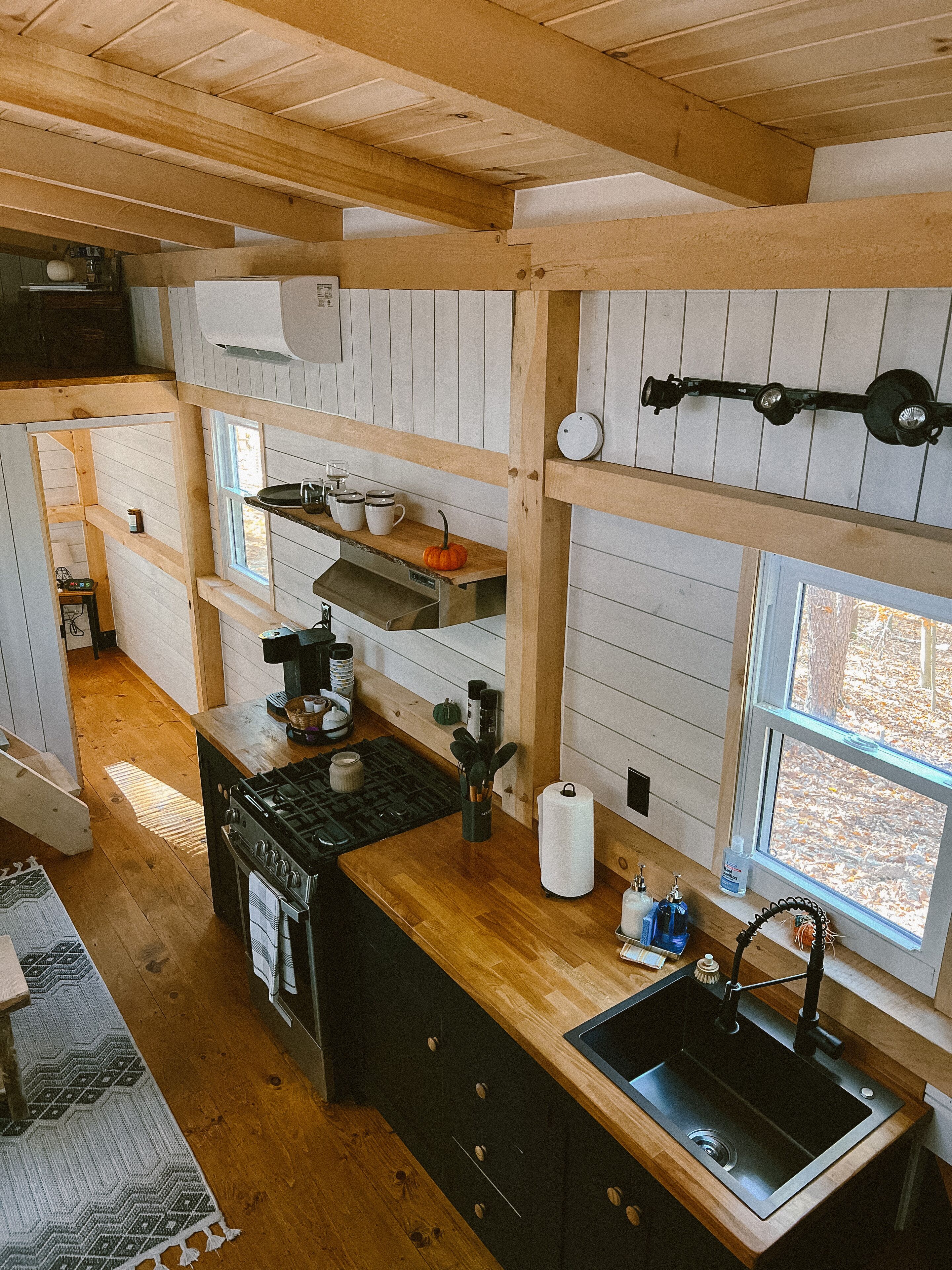 Kühlschrank, Ofen, Herdplatte, Wasserkocher mit Kaffee-/Teezubehör