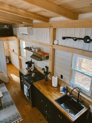 Kjøleskap, ovn, kokeplater og kaffetrakter/tekoker