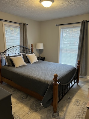 3 bedrooms, desk, iron/ironing board, travel crib - Remodeled Charming Avon Lake Home (Avon Lake)