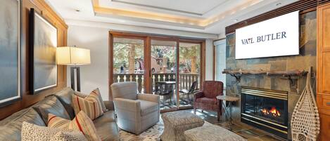 Televisie en een open haard