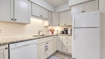 Fridge, microwave, stovetop, dishwasher