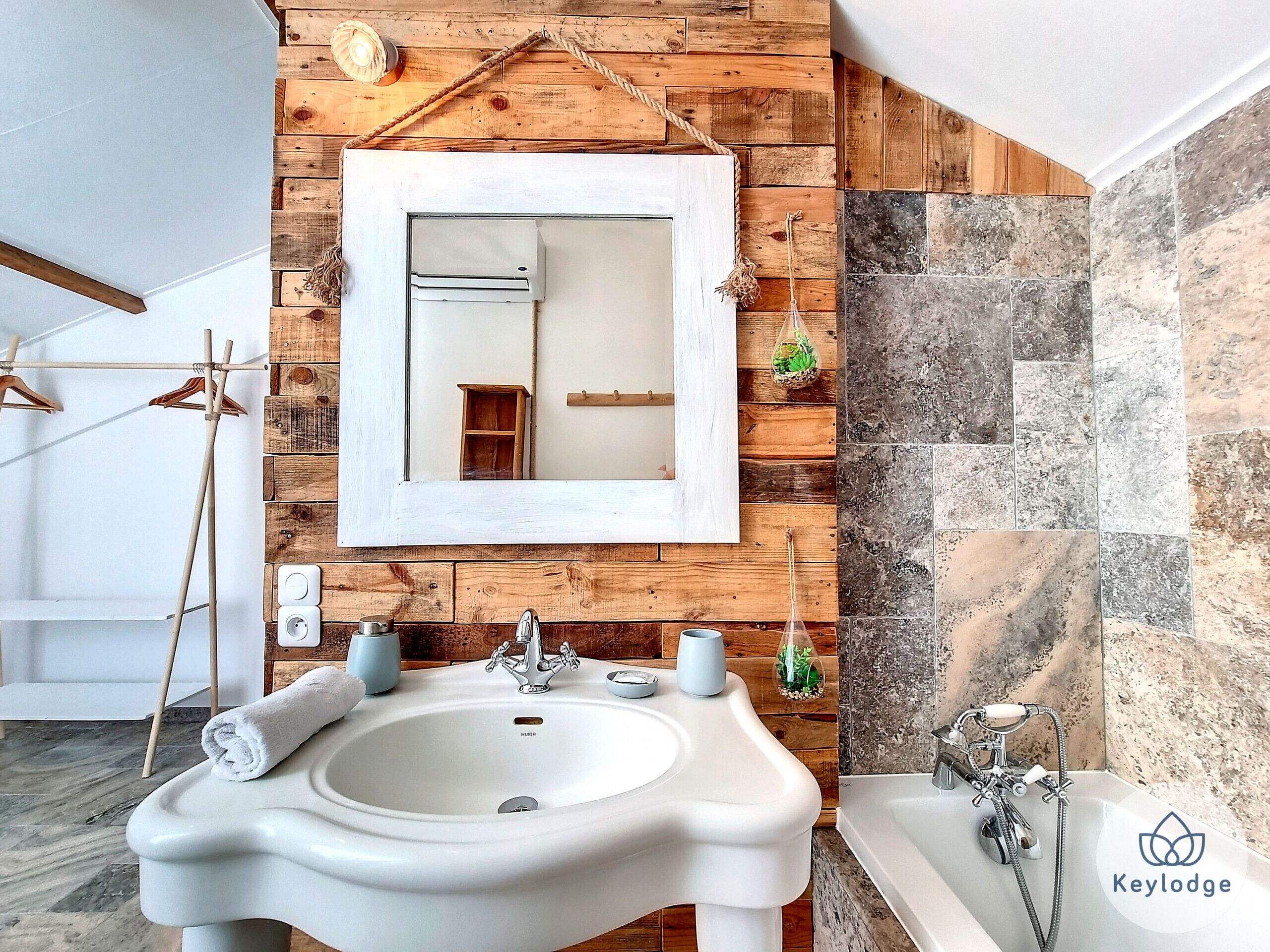 Een bad, handdoeken, zeep, shampoo