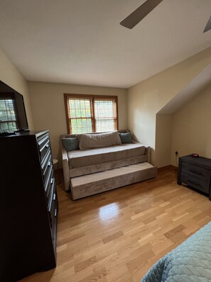 Smart TV, fireplace, DVD player, books - Gated Community, Lake Winnipesaukee. Lake, mountain, activities.  Beach Access (Laconia)