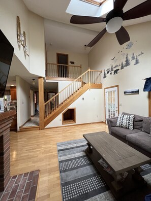 Smart TV, fireplace, DVD player, books - Gated Community, Lake Winnipesaukee. Lake, mountain, activities.  Beach Access (Laconia)
