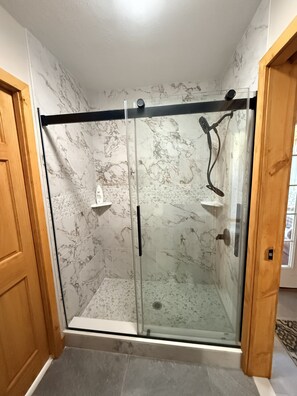 Bañera con ducha, secador de pelo, toallas, jabón