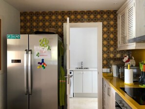 Frigorífico, horno, placa de cocina y lavavajillas