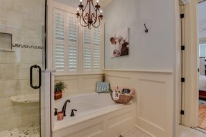 Combined shower/bathtub - 2025 Masters Golf Tournament Housing Augusta, GA (Evans)