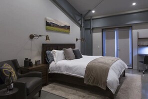 1 bedroom, desk, iron/ironing board, WiFi