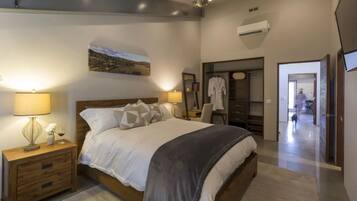 1 dormitorio, escritorio, tabla de planchar con plancha y wifi