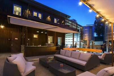 Deluxe Suite, Private Patio Overlooking Vineyard & Winery Property