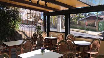 Café da manhã completo grátis todos os dias