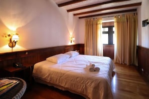 Escritorio, sistema de insonorización y wifi gratis