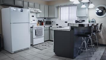 Kjøleskap, mikrobølgeovn, ovn og kokeplater