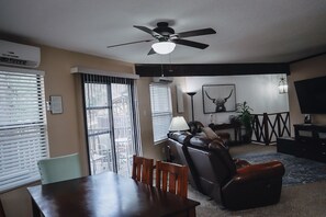 Una Smart TV, una chimenea