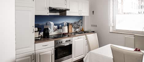 Refrigerador, microondas, placa de cocina, lavavajillas