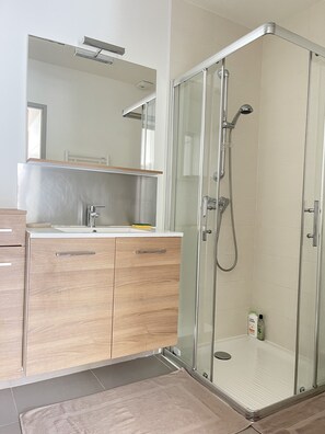 Douche, sèche-cheveux, serviettes fournies, savon