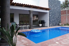Outdoor pool, open 9:00 AM to 6:00 PM, pool umbrellas, sun loungers - Casa Ángela Guest House (Guanajuato)