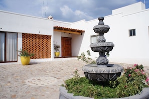 Vista frontal de la propiedad