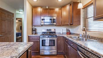 Een koelkast, een magnetron, een oven, een kookplaat