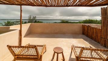 Deluxe Studio Suite, 1 King Bed | Terrace/patio