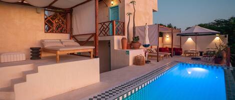 Una piscina al aire libre