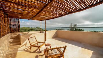 Deluxe Studio Suite, 1 King Bed | Terrace/patio