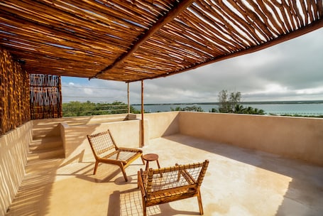 Deluxe Studio Suite, 1 King Bed | Terrace/patio