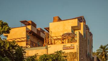 Vista frontal de la propiedad