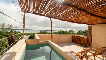 Deluxe Studio Suite, 1 King Bed | Terrace/patio