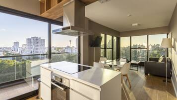 Full-sized fridge, microwave, oven, stovetop