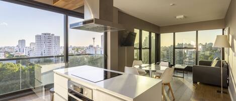 Refrigerador con freezer, microondas, horno, placa de cocina