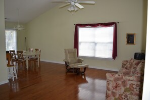 Living area - Cozy Winter Home (Myrtle Beach)
