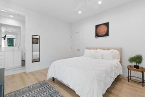 4 bedrooms, desk, iron/ironing board, travel cot - Modern Luxury 4 Bedroom/4 Bath in the Heart of Dallas (Dallas)