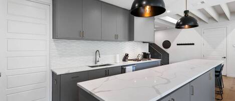 Een koelkast, een microgolfoven, een kookplaat, een vaatwasser