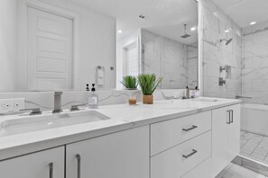 Hair dryer, towels, shampoo, toilet paper - Modern Luxury 4 Bedroom/4 Bath in the Heart of Dallas (Dallas)