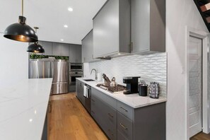 Kühlschrank, Mikrowelle, Herdplatte, Geschirrspüler