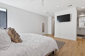 4 habitaciones, escritorio y tabla de planchar con plancha 