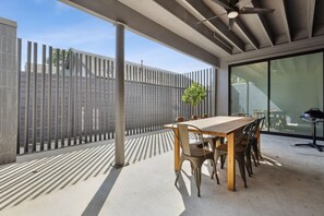 Outdoor dining - Modern Luxury 4 Bedroom/4 Bath in the Heart of Dallas (Dallas)