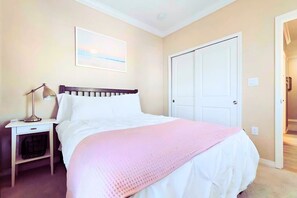 4 室のベッドルーム、デスク、アイロン / アイロン台、WiFi (無料)