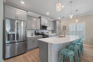 Køleskab, mikrobølgeovn, ovn, kogeplade