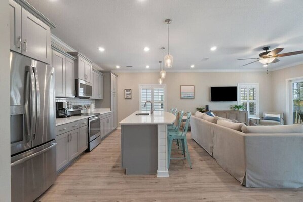 Køleskab, mikrobølgeovn, ovn, kogeplade