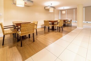 Game room - APTO Beira-Mar | Conforto e Charme | Pé na Areia | Barra Bali | Destino BSM 329 (Barra de São Miguel)