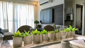 Apartamento conforto | Área de estar | Smart TV 50 polegadas com canais a cabo, TV, Netflix