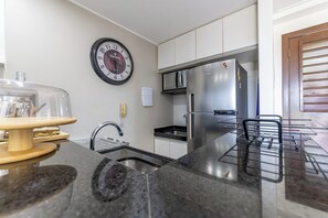 Comfort Apartment | Private kitchen - APTO Beira-Mar | Conforto e Charme | Pé na Areia | Barra Bali | Destino BSM 329 (Barra de São Miguel)