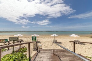 Na praia, areia branca, prática de mergulho livre no local