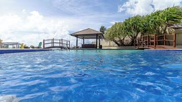 Una piscina al aire libre