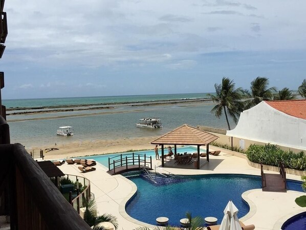 Hồ bơi ngoài trời
