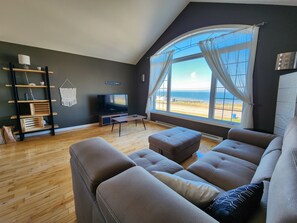 Deluxe Apartment | Living area | 32-inch flat-screen TV with cable channels