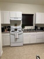 Refrigerador con freezer, microondas, horno, placa de cocina