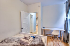 2 slaapkamers, een bureau, een strijkplank/strijkijzer, wifi
